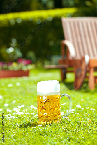 "Frisch Gezapftes Bier im Garten " Stockfotos und lizenzfreie Bilder