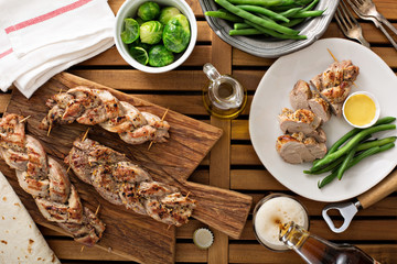 Grilled braided pork with green beans 