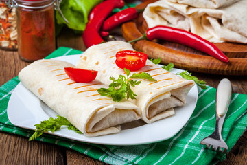 Burritos filled wiht minced meat, bean and vegetables.
