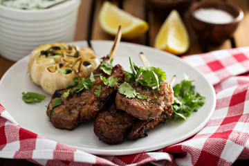 Lamb chops grilled with herbs