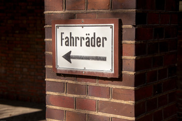 Schild. Fahrr&auml;der auf dem Friedhof