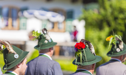 Bayerische Trachtler mit traditionellen Hüten