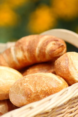Frische Brötchen und Croissants