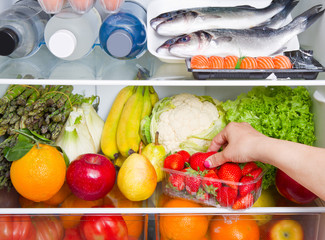 Obraz na płótnie Canvas frigorifero pieno di cibo: dieta mediterranea