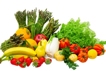 Fototapeta na wymiar verdure e frutta mista isolate su sfondo bianco