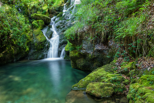 Fototapeta Cascadas cerca del nacedero del río Zirauntza, Álava (España)