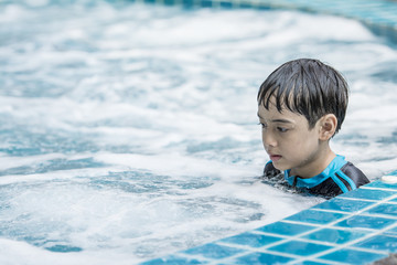 Fototapeta na wymiar Asian boy swimming on the weekend.