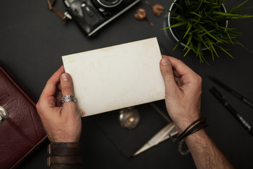 Obraz premium Photo empty in the hands about vintage style table