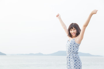 海で開放的な女性