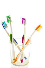 Les brosses à dents dans un gobelet en verre