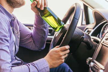 Naklejka premium man drinking alcohol while driving the car