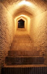 Escalier d'accès à un canal souterrain, Yazd, Iran