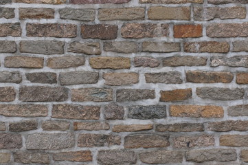 Alte Steinmauer, teils verwittert, frontal aufgenommen (Hintergrund)