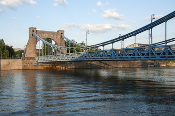 Most wiszący z flagami