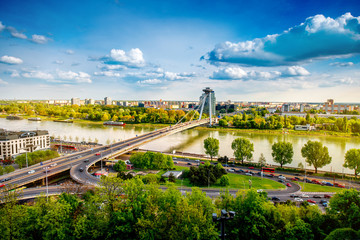 Obrazy na Plexi  Bratysława widok na południową część miasta z nowoczesnym mostem i Dunajem ze wzgórza zamkowego. Bratysława to stolica Słowacji