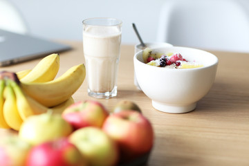gesundes Frühstück am Arbeitsplatz