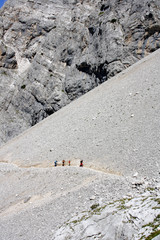 ESCURSIONISTI SULLE DOLOMITI DEL BRENTA