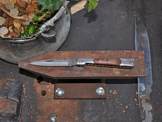 Knife hand-forged steel multilayered