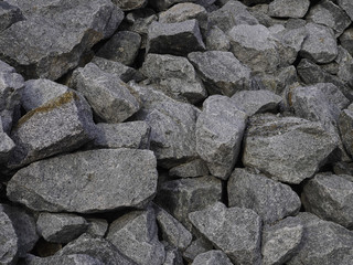 grosse Granitbrocken auf einer Halde