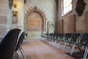 Fototapeta na wymiar Stühle in der Kirche