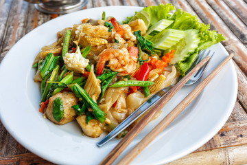 Fried vegetables and seafood in sauce