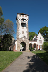 Fototapeta na wymiar Atiker Torbogen mit Turm als eingang in den Stadtpark