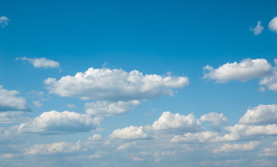 Obraz premium Sunny day with white clouds