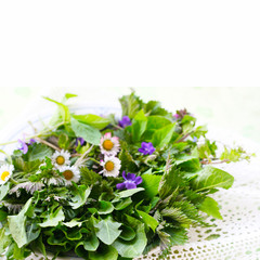 Bund Wildkräuter, Essbare Kräuter und Blüten im Frühling, Frühjahrskur mit frischem Salat aus Wildkräutern, Brennnessel, Löwenzahn, Giersch, Vegane Ernährung