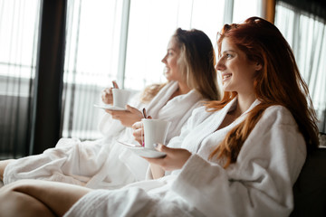 Obraz na płótnie Canvas Women enjoying tea