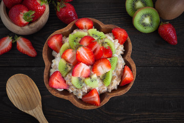 Oatmeal porrige with strawberries and kiwi