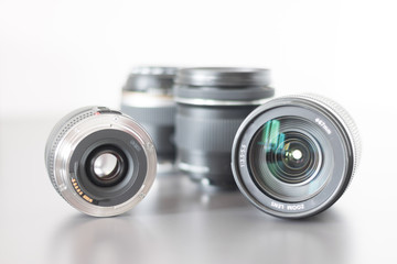 Objektive auf Tisch, freigestellt