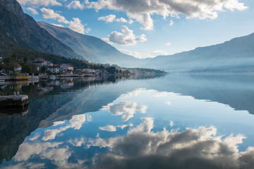 Obraz premium Reflection of clouds with mountains background