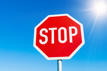 Stopschild mit Himmel