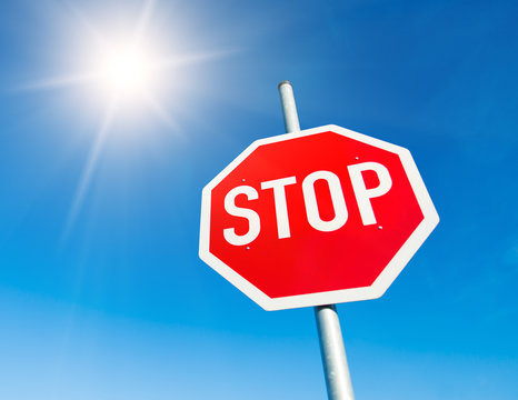 Stopschild mit Himmel