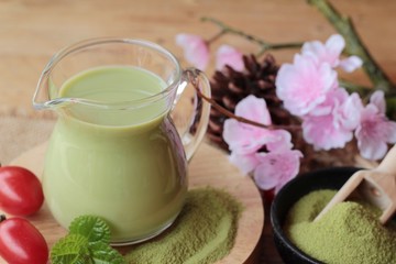 Obraz na płótnie Canvas Matcha green tea and green tea powder.