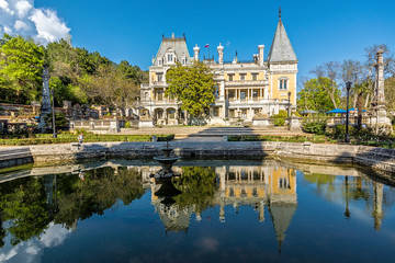 Fototapeta na wymiar Massandra palace with statues in the Crimea