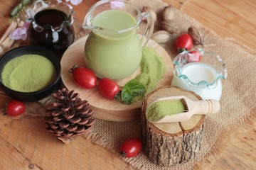 Fototapeta na wymiar Matcha green tea and green tea powder.
