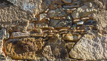 Parede antiga de pedra e tijolos.