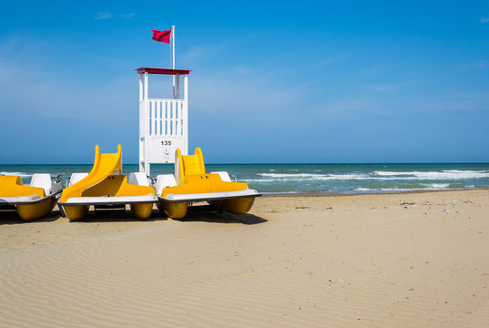 pedal&ograve; e postazione del bagnino di salvataggio in spiaggia