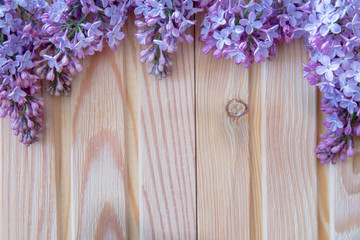Obraz na płótnie Canvas The beautiful lilac on a wooden background
