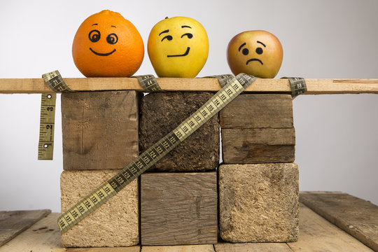 Frutta con con faccine su legno a blocchi con metro