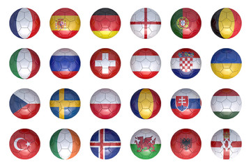 24 Fußbälle mit verschiedenen Nationalflaggen auf weißem Grund.