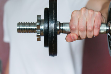 Fototapeta premium Mann beim Gewichttraining (Hantel)
