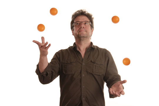 Jonglierender Mann mit vier B&auml;llen