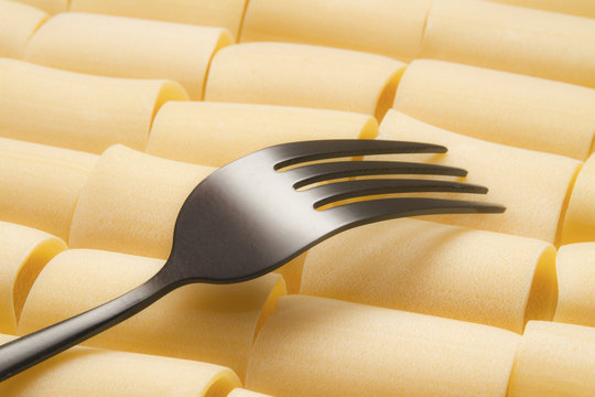 pacchero pasta tradizionale napoletana con forchetta nera