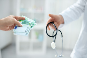Corrupt doctor accept money from patient