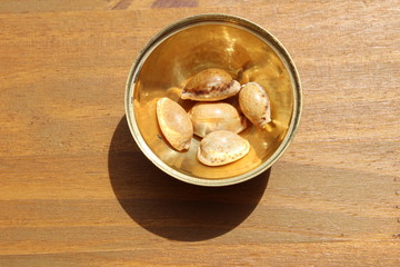 Caracolas en caja de oro