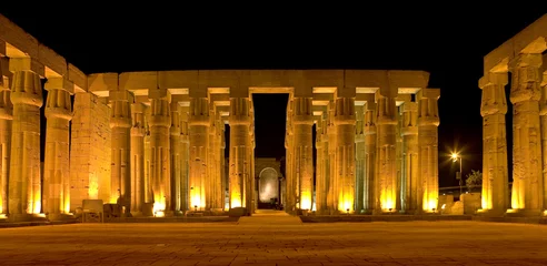 Deurstickers Egypt. Illuminated Luxor Temple. The Peristyle Court of Amenhotep III and Hypostyle Hall © WitR