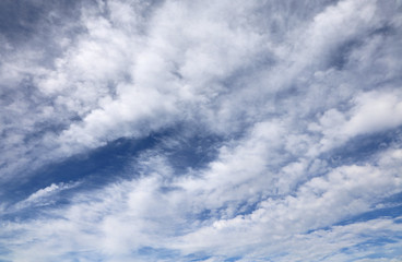 Obraz premium white clouds of all shapes in the blue sky