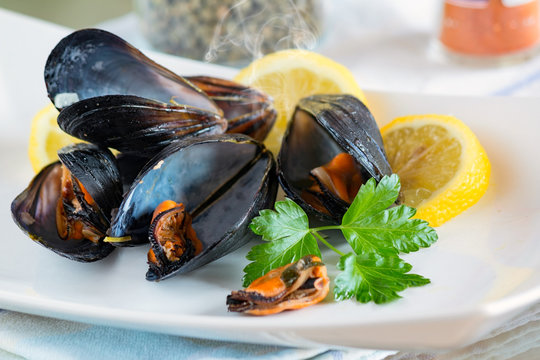 plate of peppered mussels with lemon
